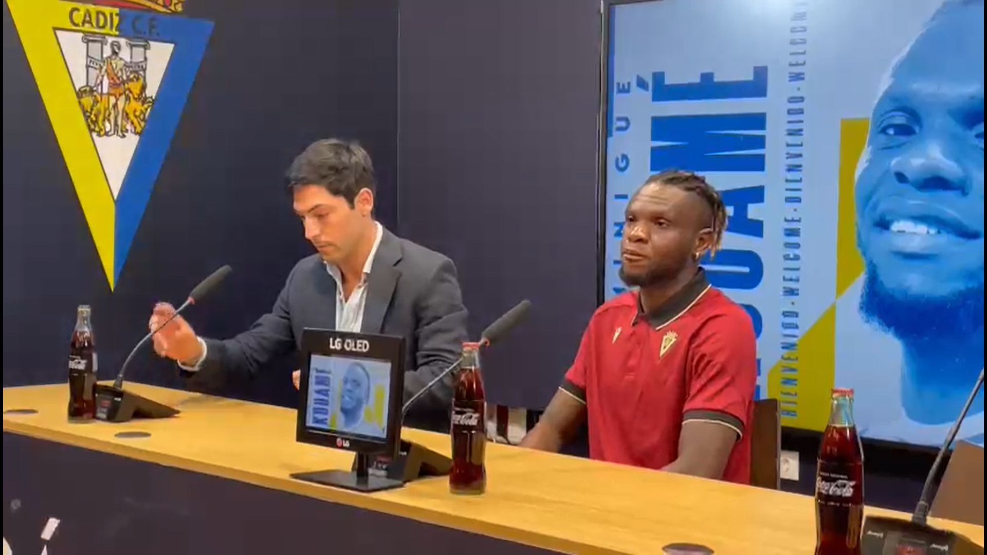  Borja Lasso presenta a Kouamé con el Cádiz CF.