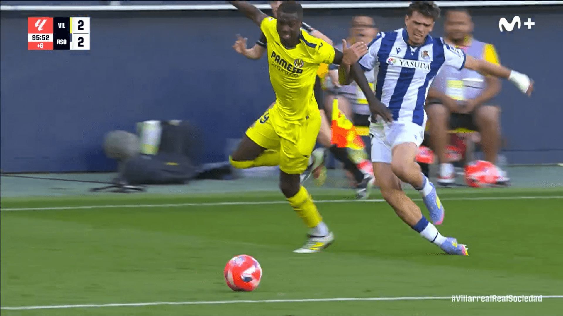  Jugada de Pépé para irse de Javi López en el Villarreal-Real Sociedad.