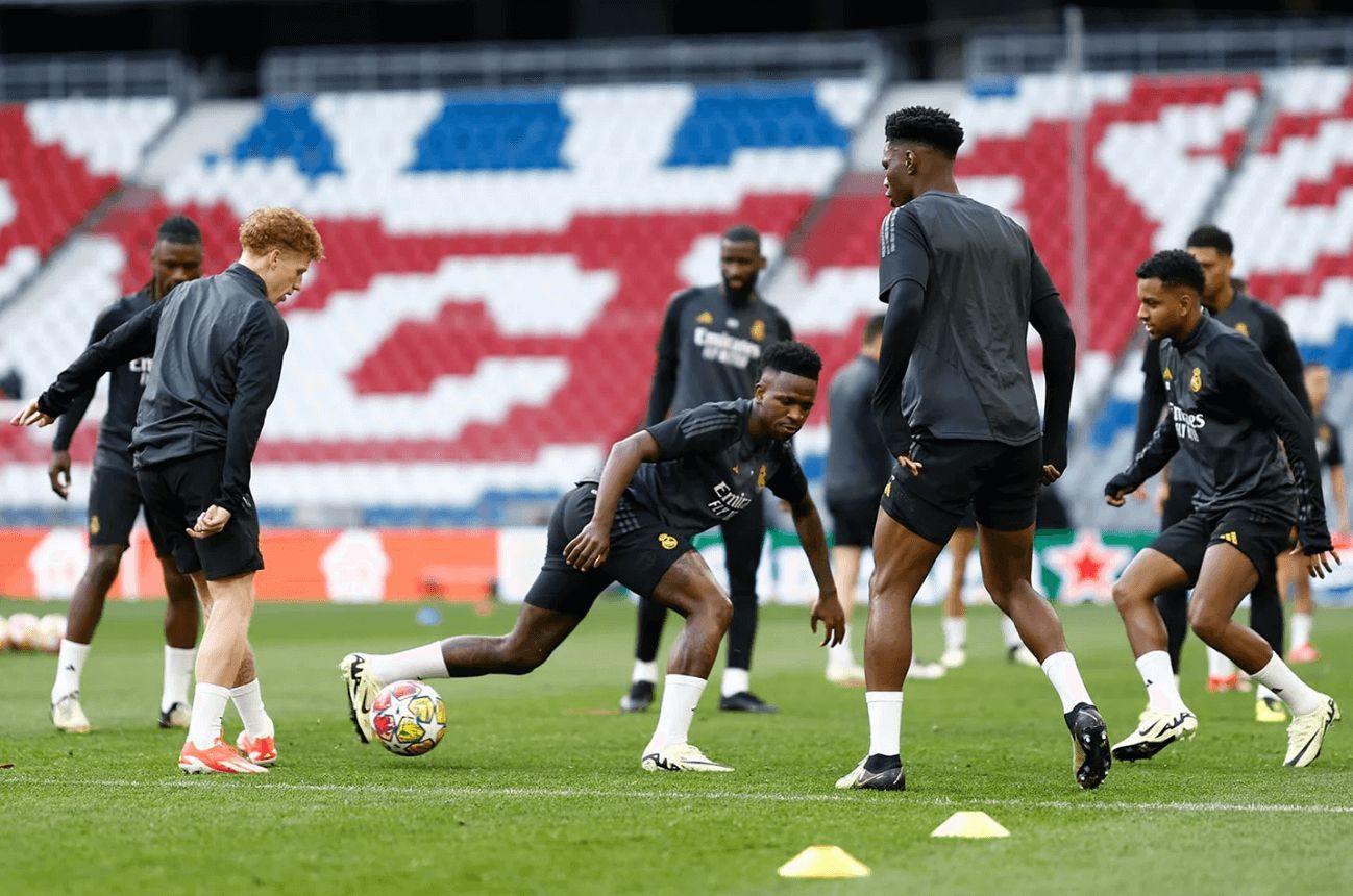  Jeremy de León, junto a Vinicius o Tchouaméni en el entrenamiento del Real Madrid en Múnich (Fot
