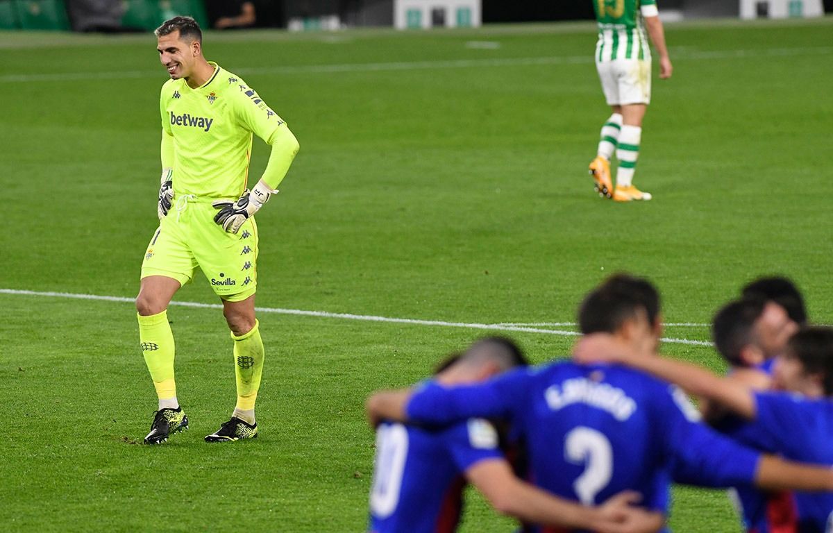 Caras de los jugadores del Betis tras la derrota ante el Éibar..