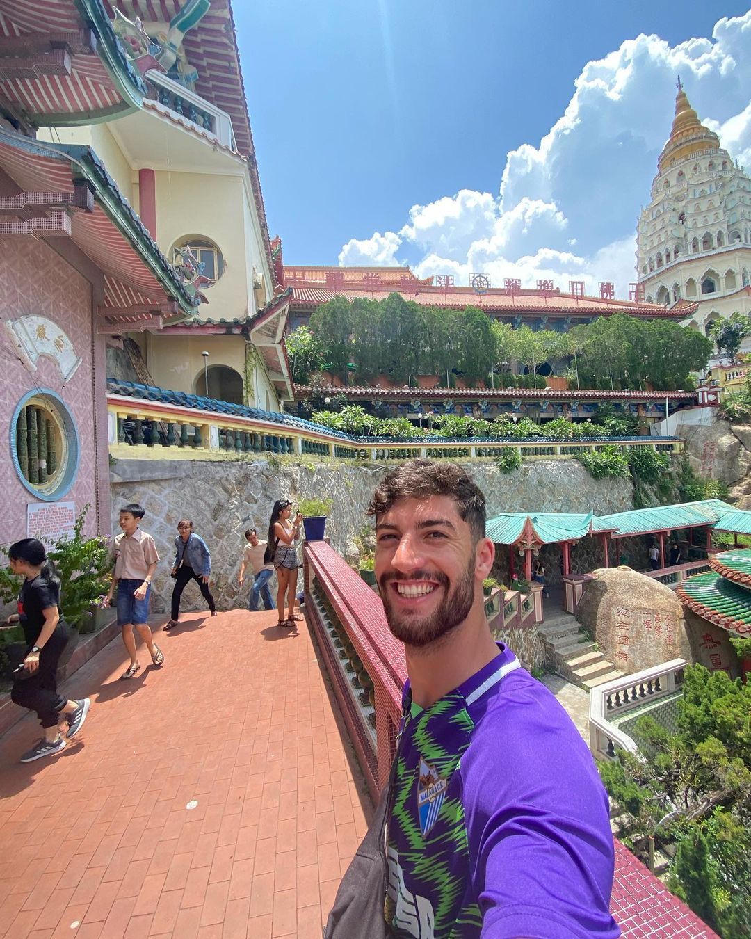 Carliyoelnervio, durante su viaje por Malasia. (@carliyoelnervio)