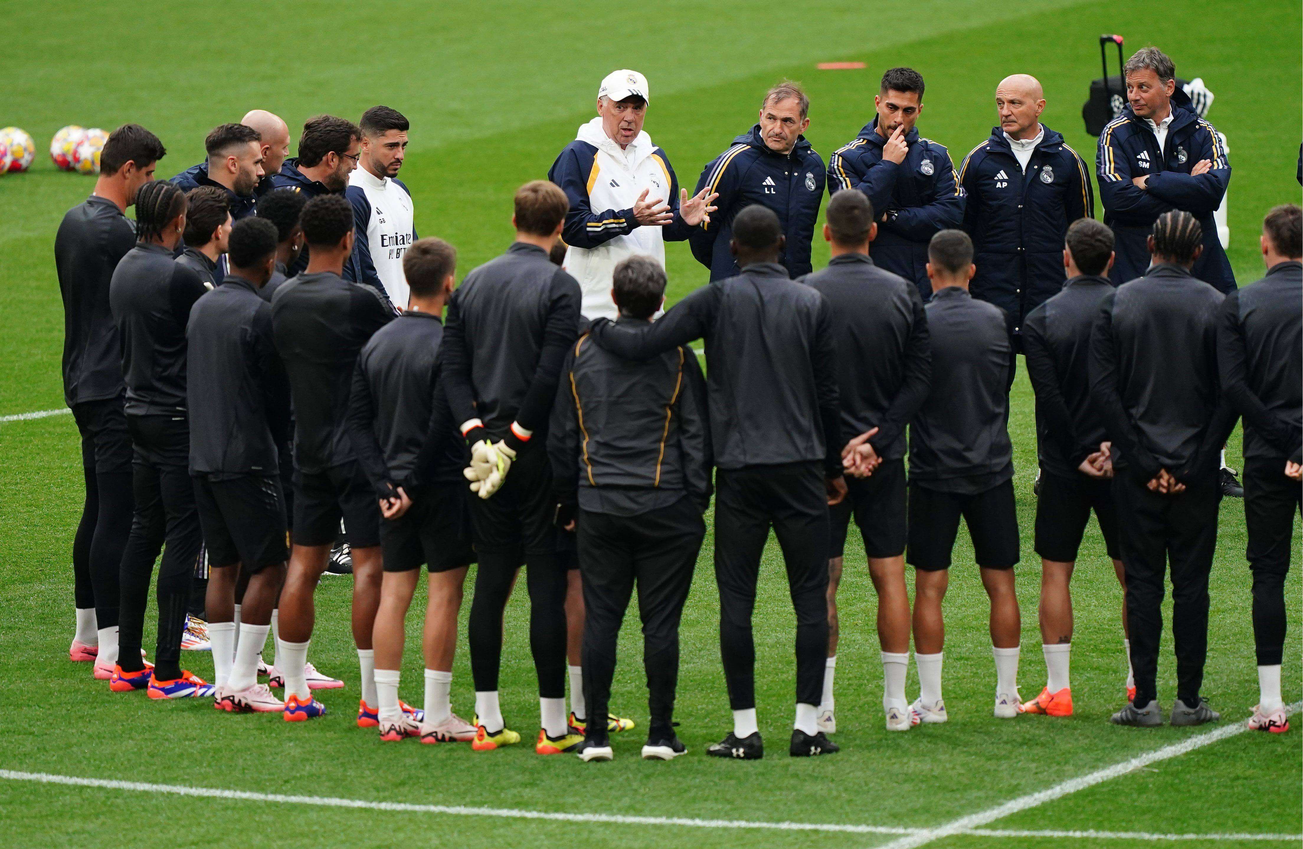  Ancelotti dirige la charla previa a la final de Champions en Wembley.