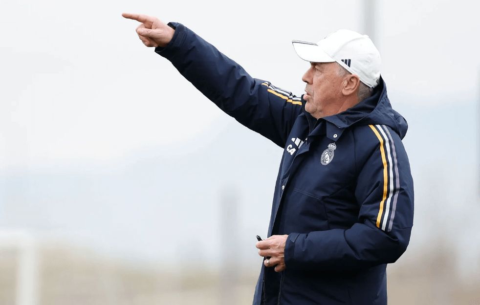  Carlo Ancelotti dando instrucciones en un entrenamiento del Real Madrid.