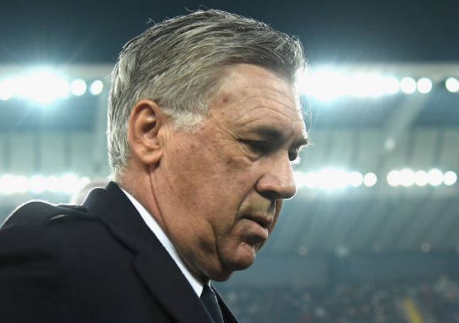Carlo Ancelotti, destituido como técnico del Nápoles.