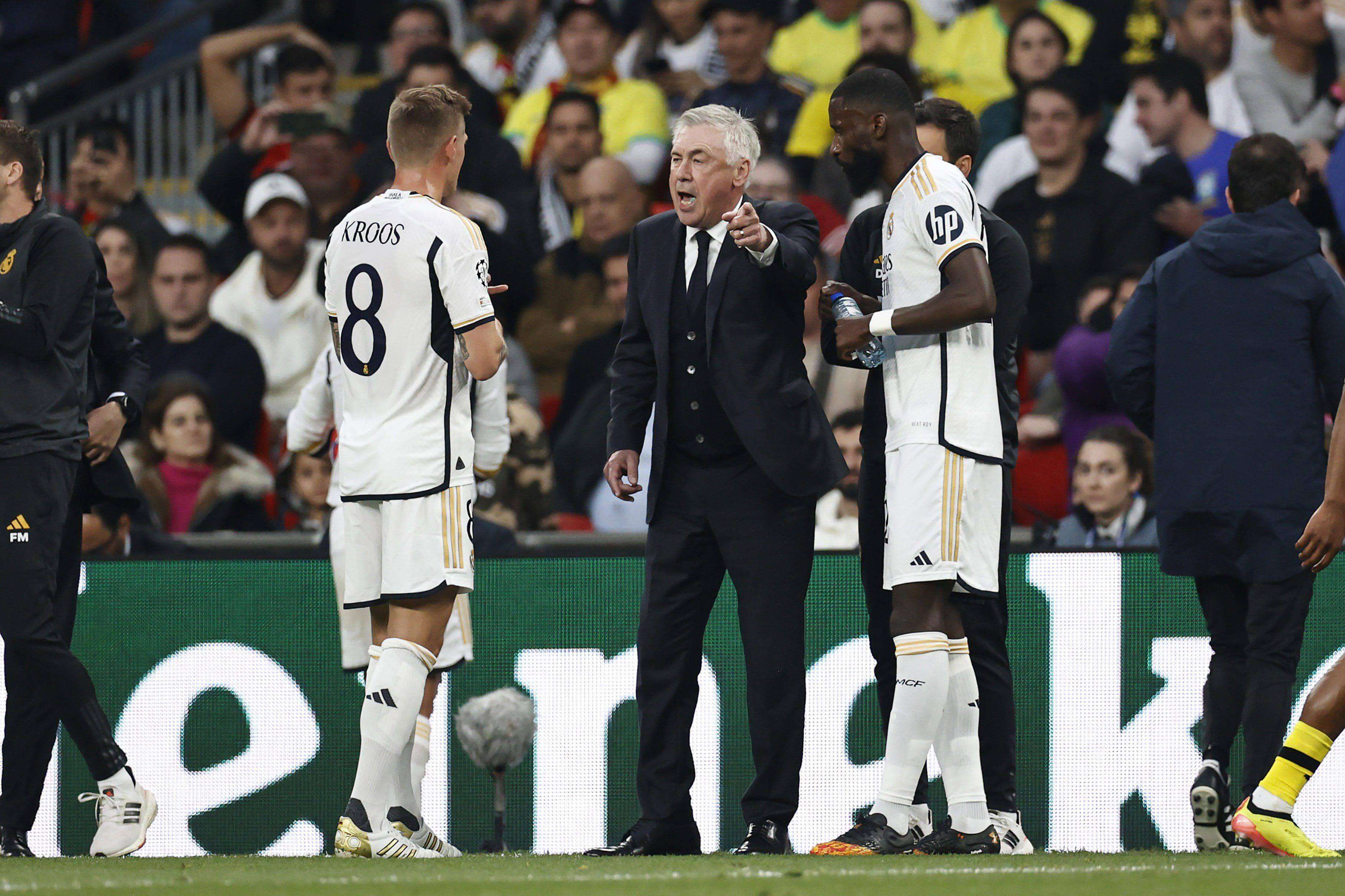  Carlo Ancelotti habla con Kroos y Rüdiger en la final de Champions.