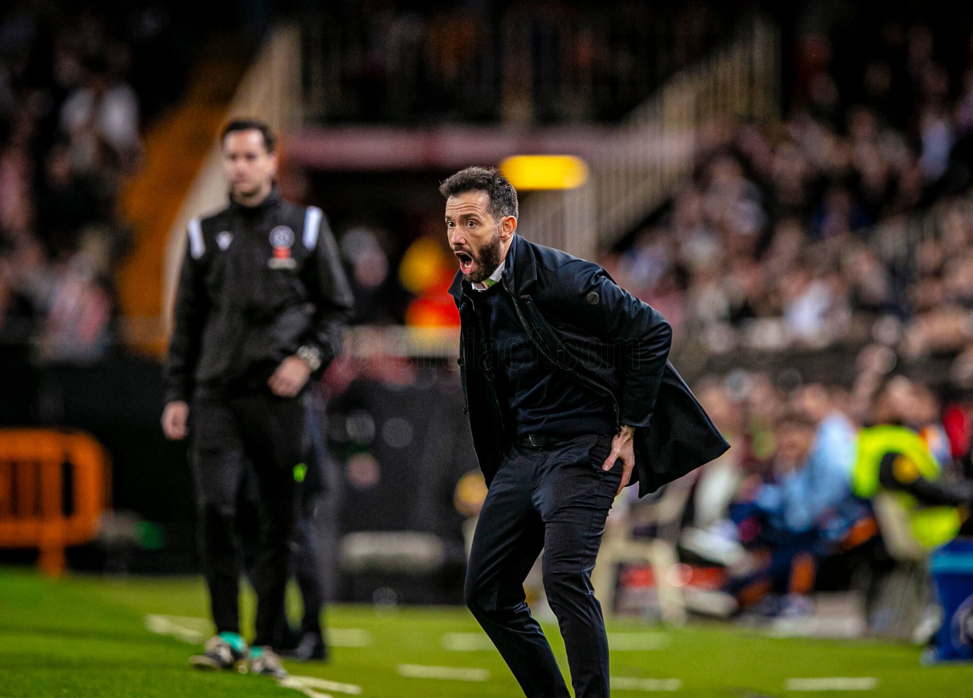 Carlos Corberán, ante el Real Madrid.