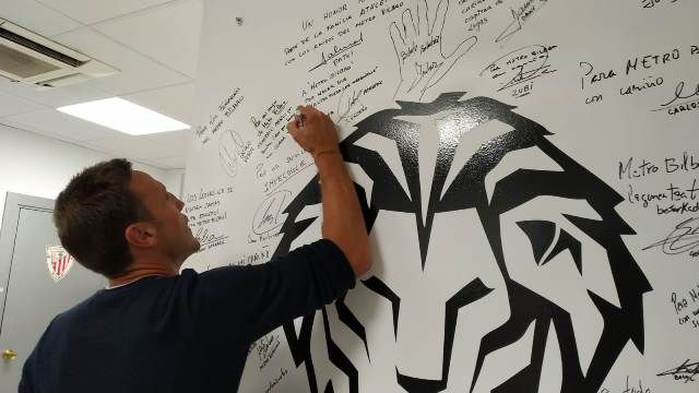  El excapitán rojiblanco Carlos Gurpegui también ha firmado en el 'Muro' del Athletic Club en el metro de Indautxu.