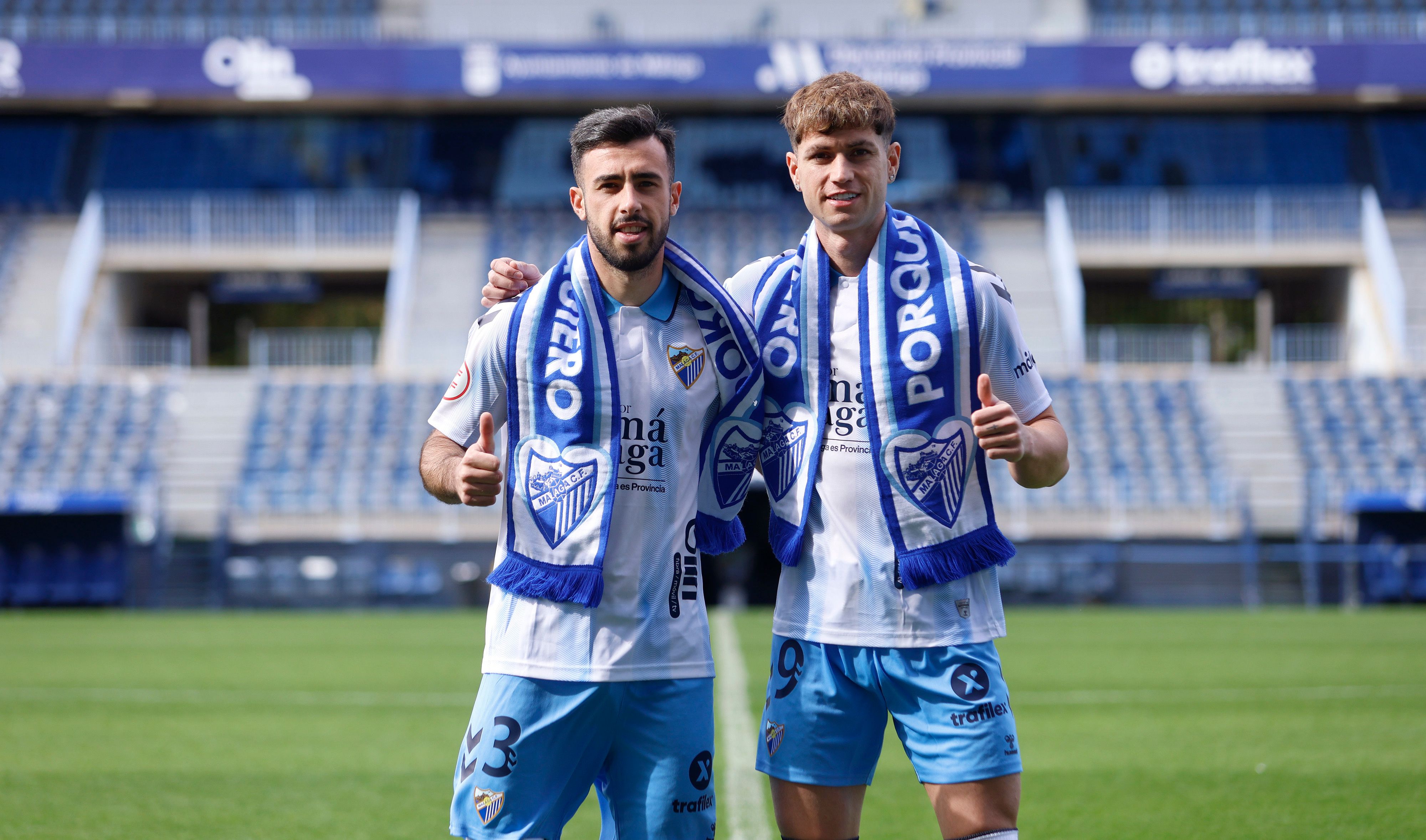 Carlos Puga (i) y Javier Avilés posan en La Rosaleda. (MCF)