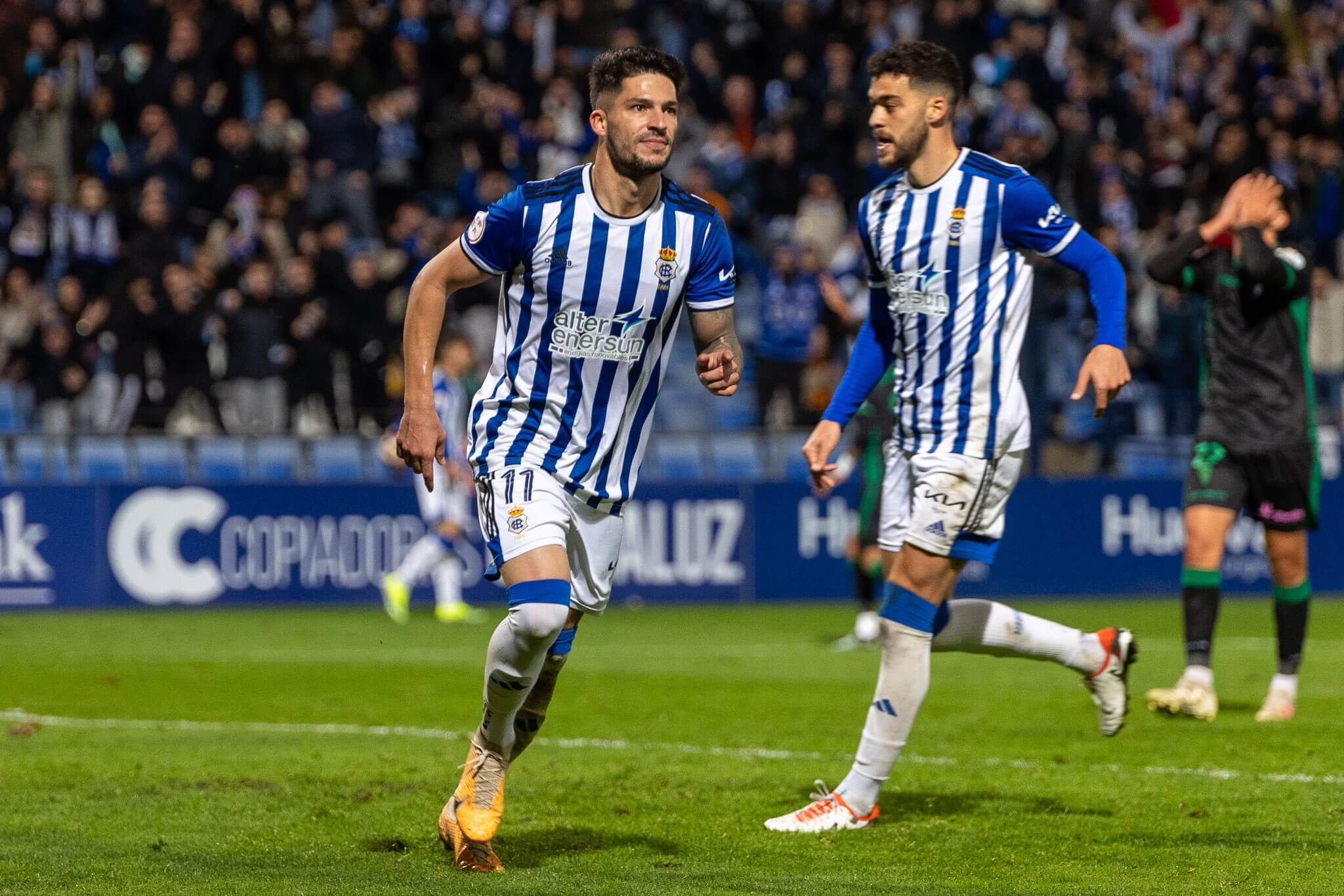  Caye Quintana, ex del Málaga, celebra un gol con el Recre, equipo de su tierra. (Recreativo)