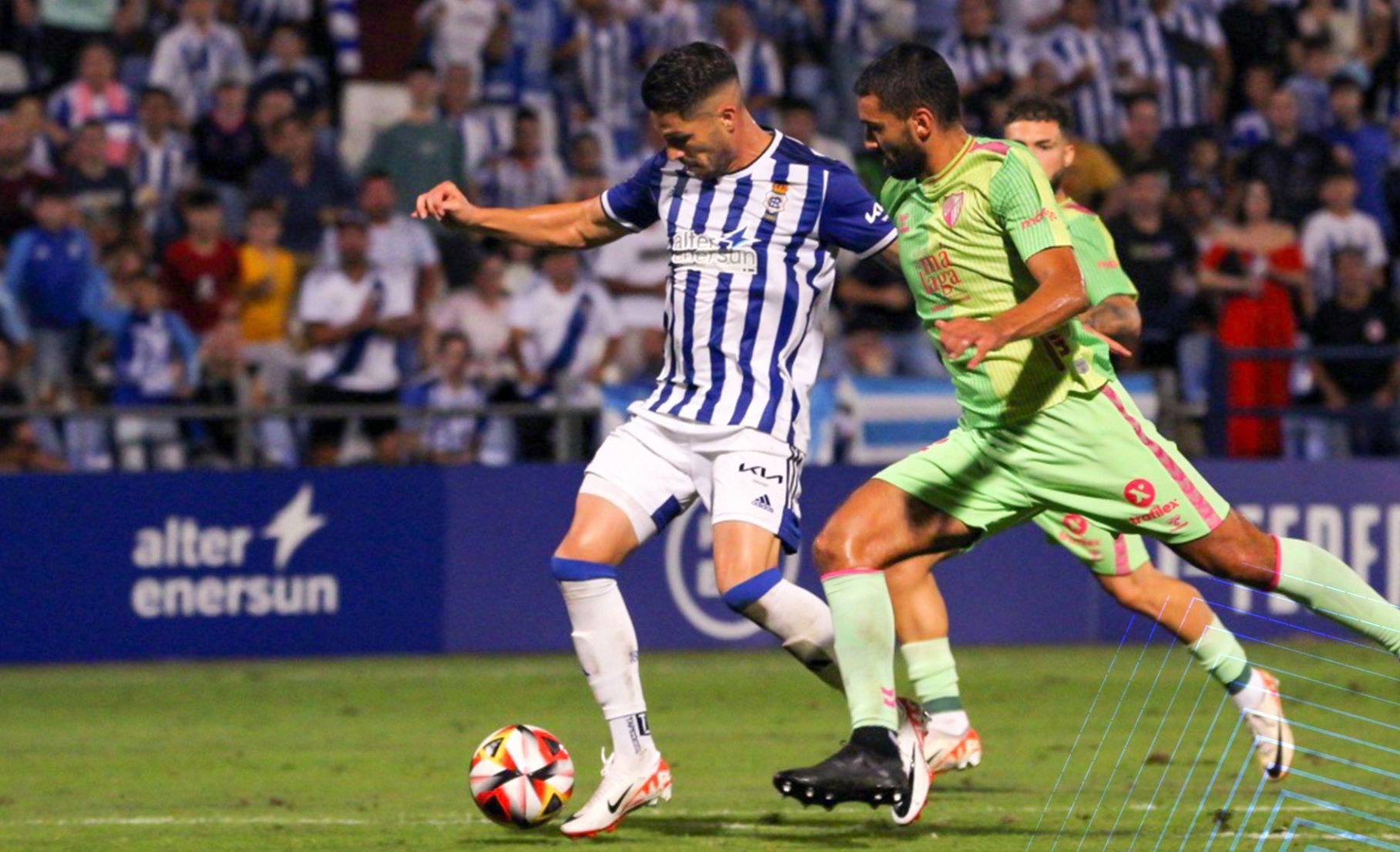  Caye Quintana se marcha de Einar en el derbi entre Huelva y Málaga.