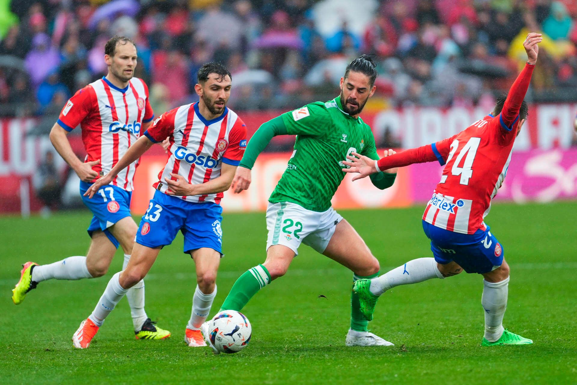  El jugador, ante varios rivales del Girona