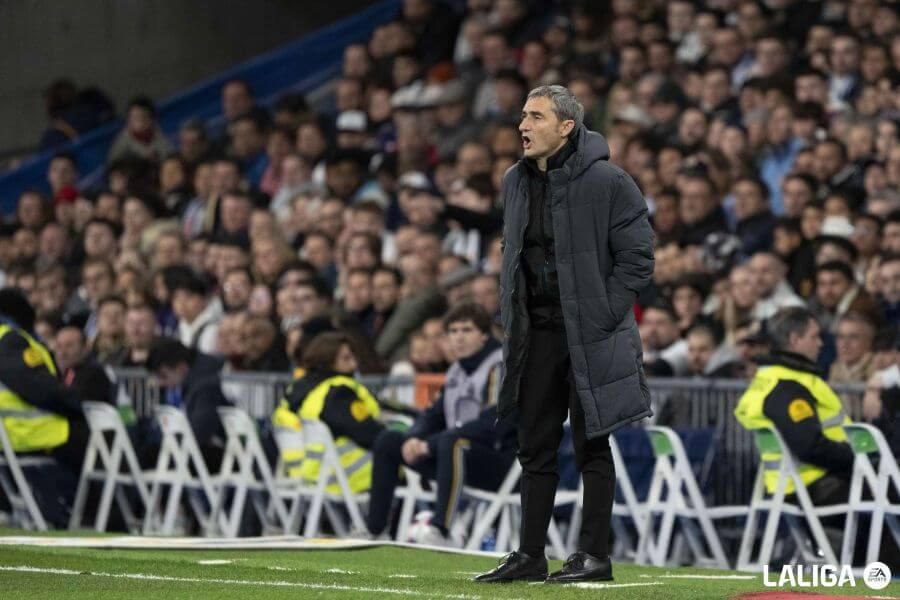  Valverde da instrucciones a sus jugadores en el Bernabéu.