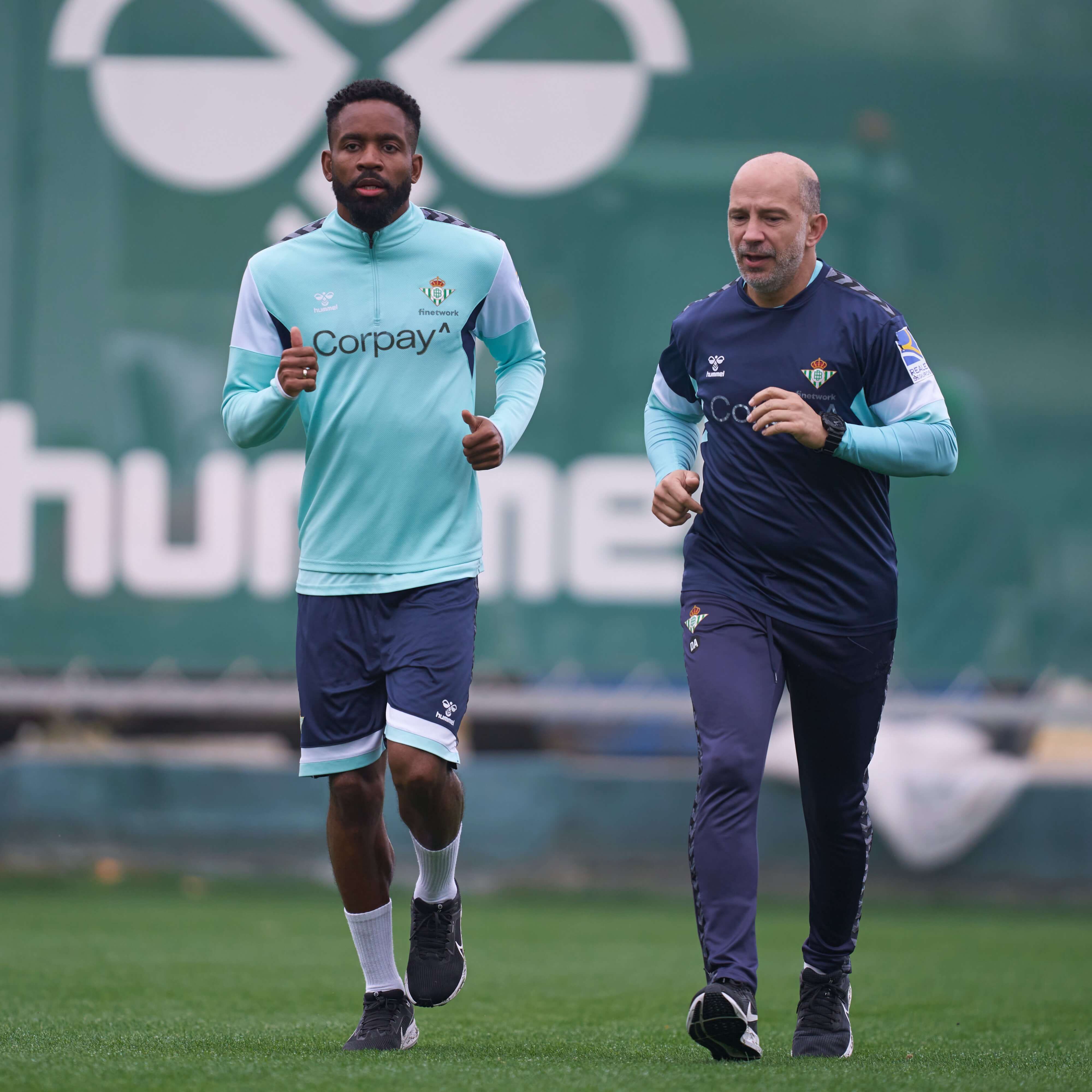  Cédric Bakambu, haciendo trabajo de campo