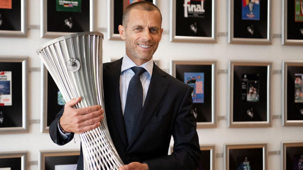  Ceferin con el trofeo de la Conference League