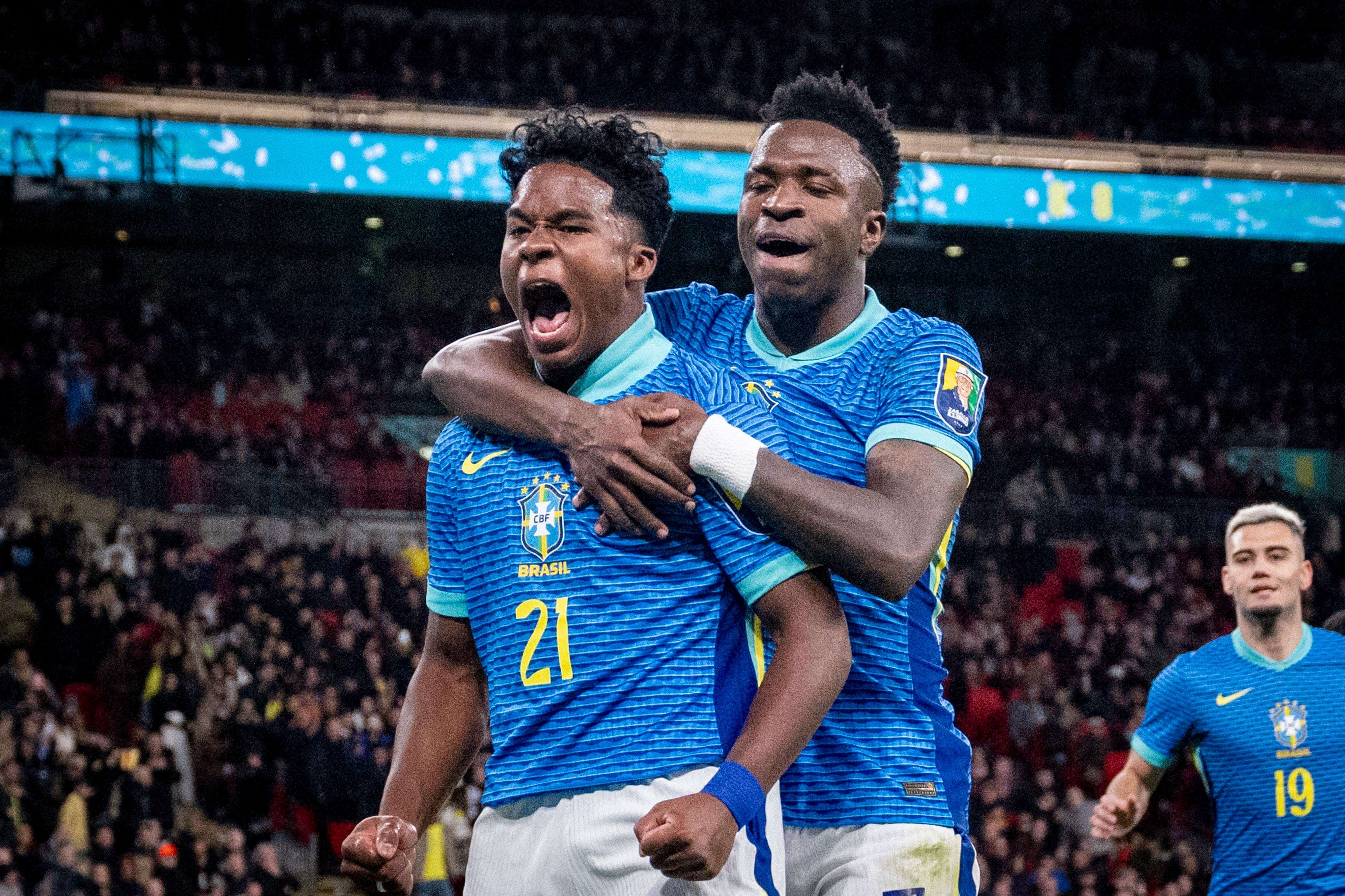  Endrick celebra con Vinicius Jr. su gol en el Inglaterra-Brasil.