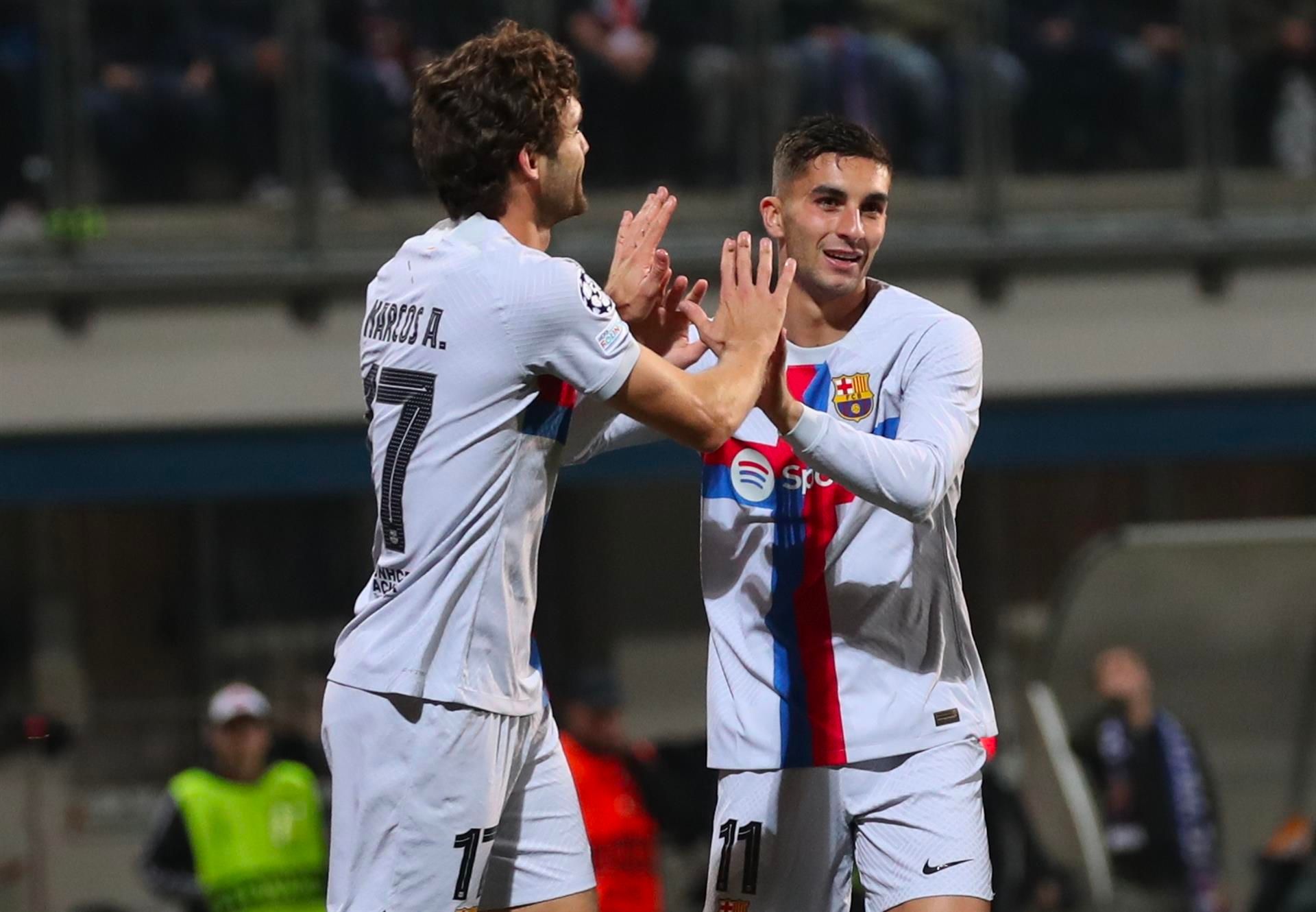  Marcos Alonso celebra su gol con Ferran Torres (FOTO: EFE).