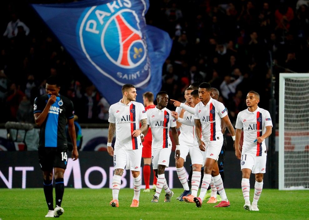  Los jugadores del PSG celebran un gol al Brujas.
