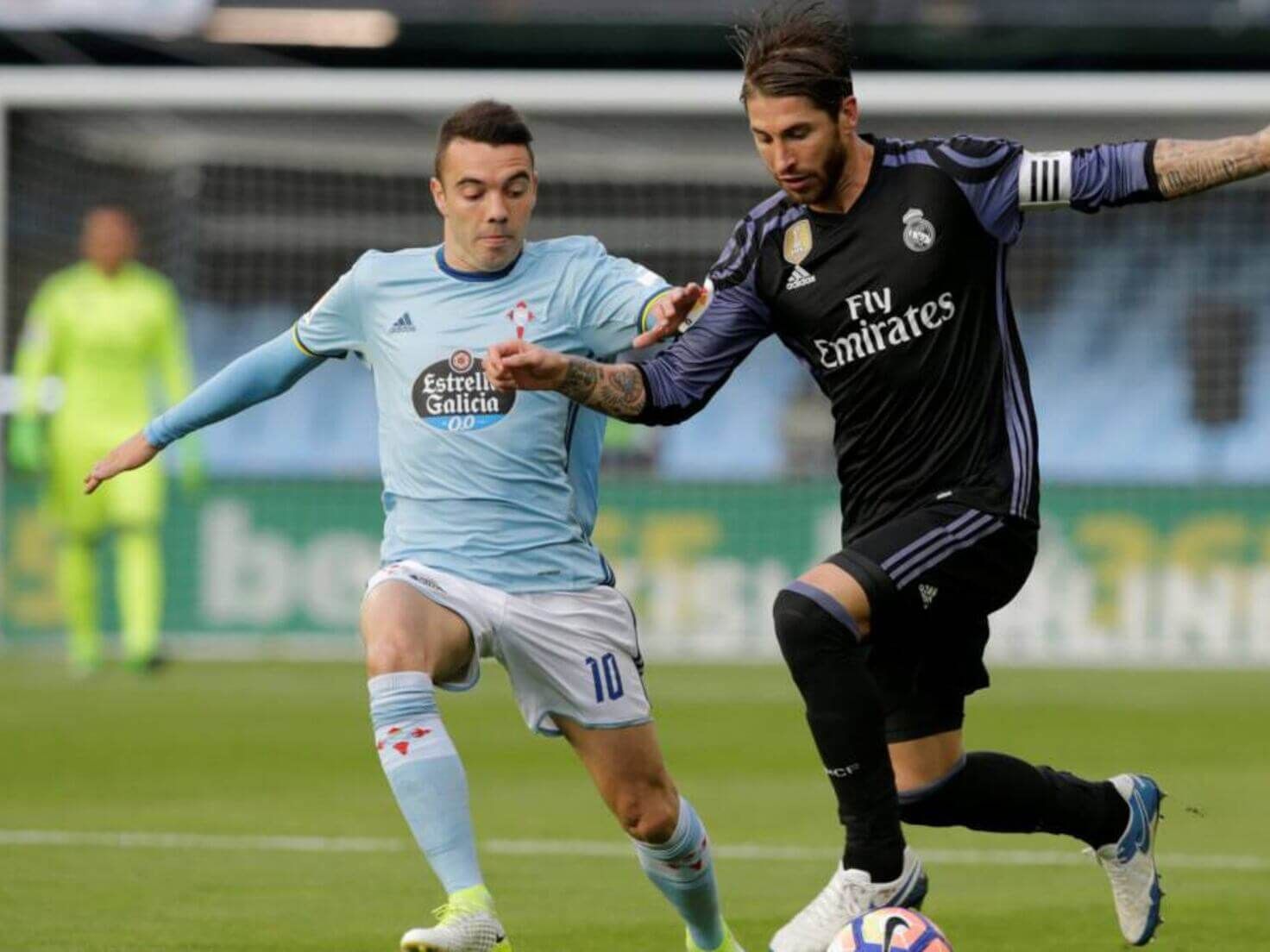  Iago Aspas y Sergio Ramos pelean un balón en el Celta-Real Madrid de 2017.
