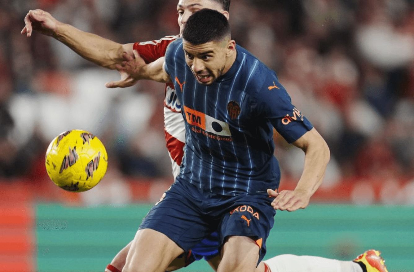  Cenk Özkacar, ante el Granada CF.