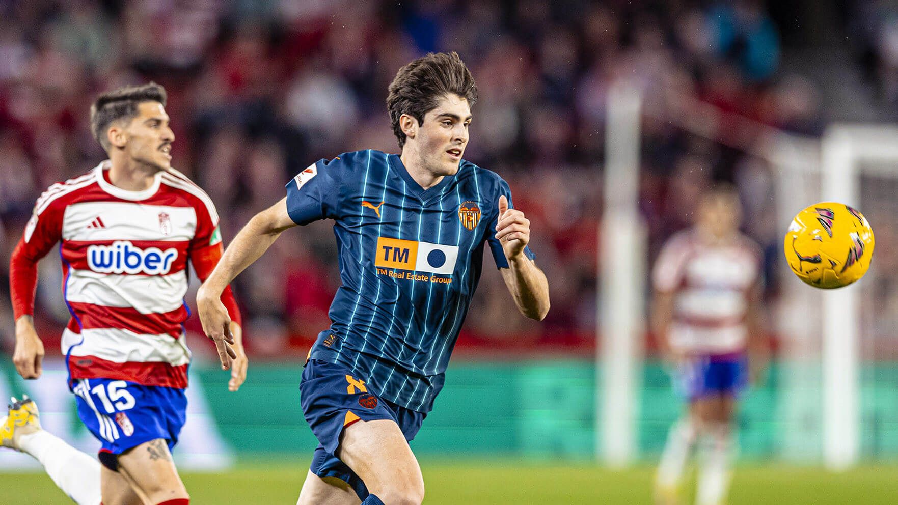 Javi Guerra, ante el Granada CF (Foto: Valencia CF).