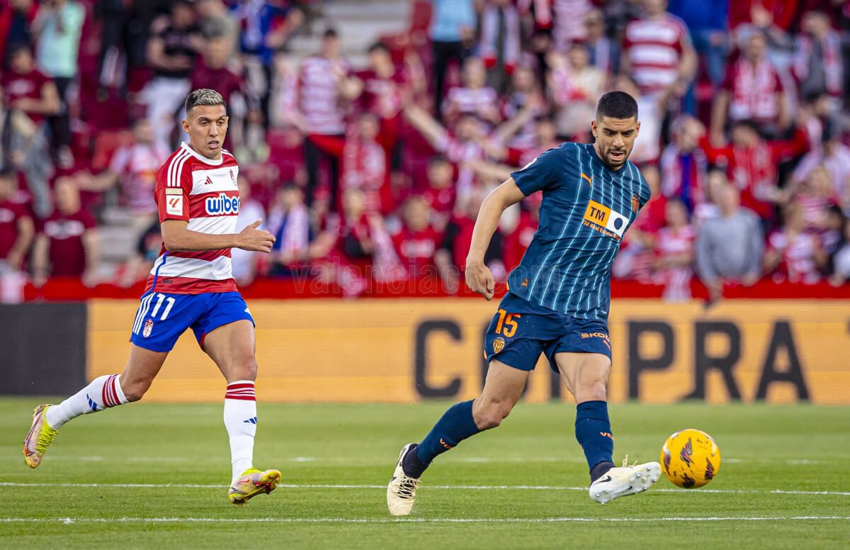  Cenk Özkacar, ante el Granada CF.