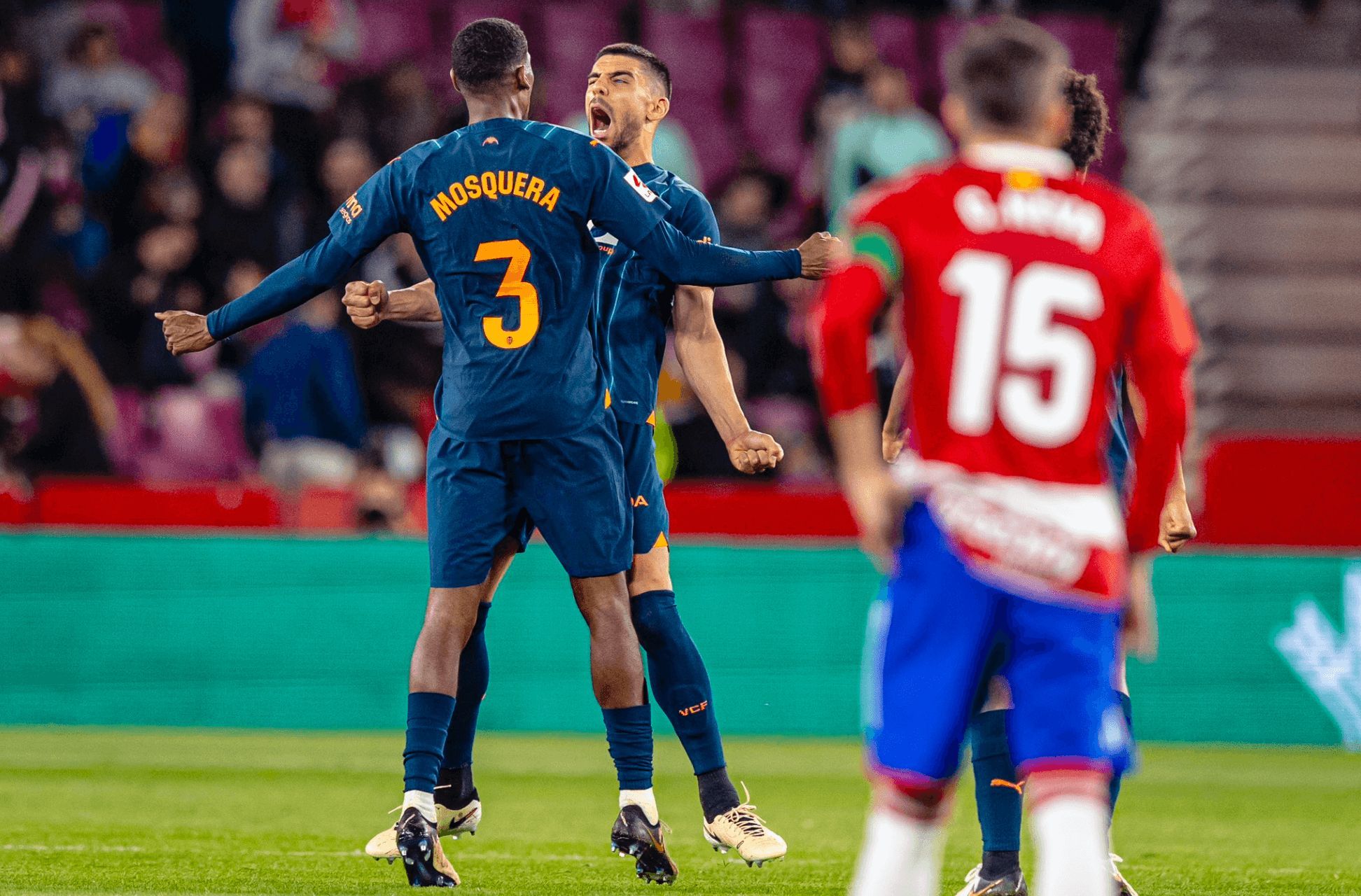 Cenk Özkacar celebra con Cristhian Mosquera la victoria.
