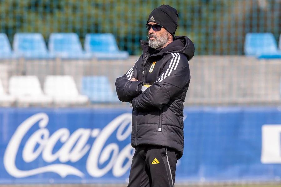  Cervera dirige una de sus últimas sesiones al frente del Real Oviedo.