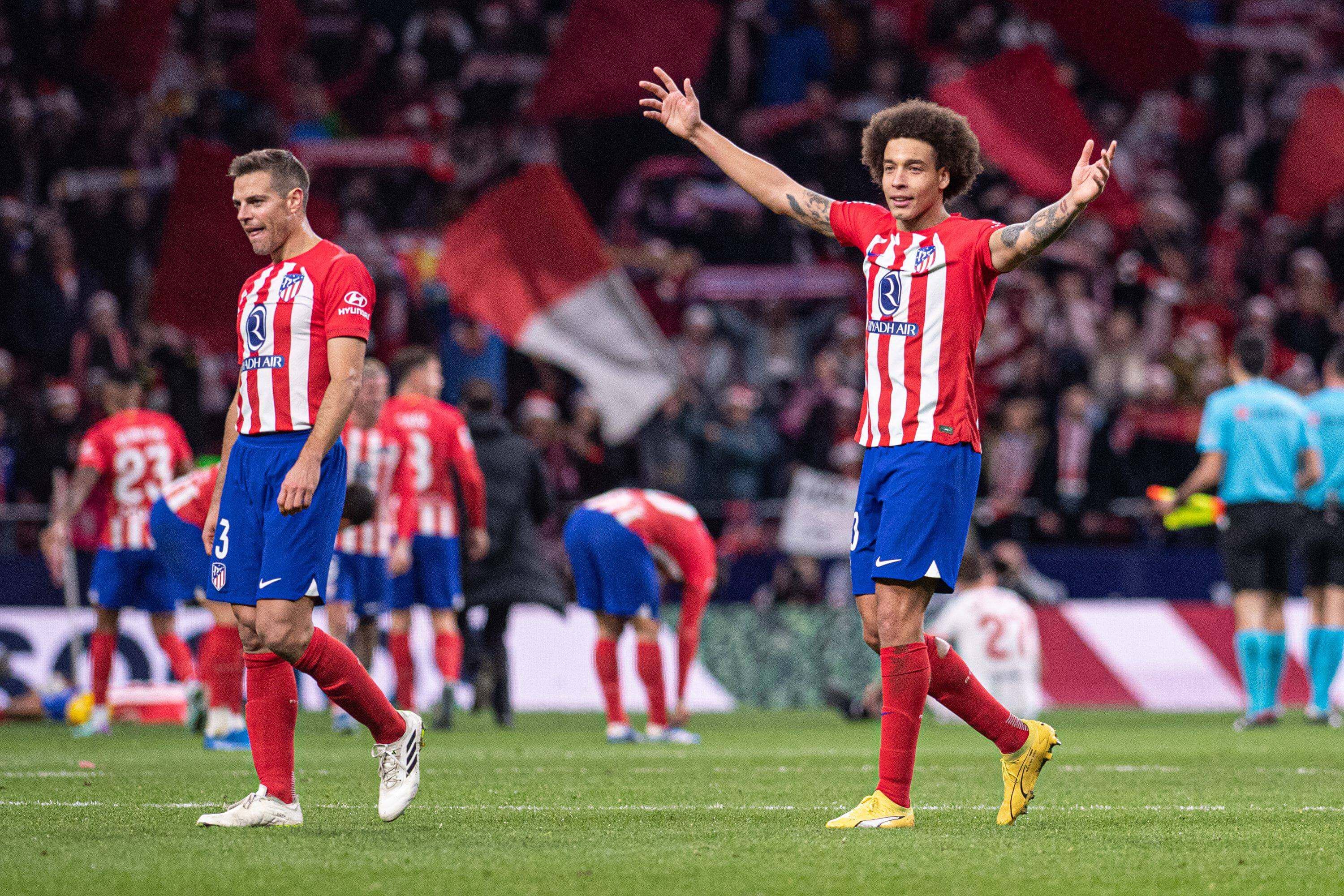 César Azpilicueta y Axel Witsel celebran un triunfo en el Metropolitano.
