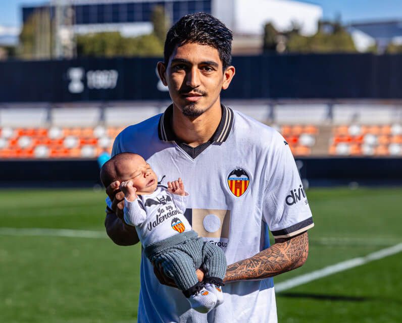 César Moreno posa con su hijo Vicente.