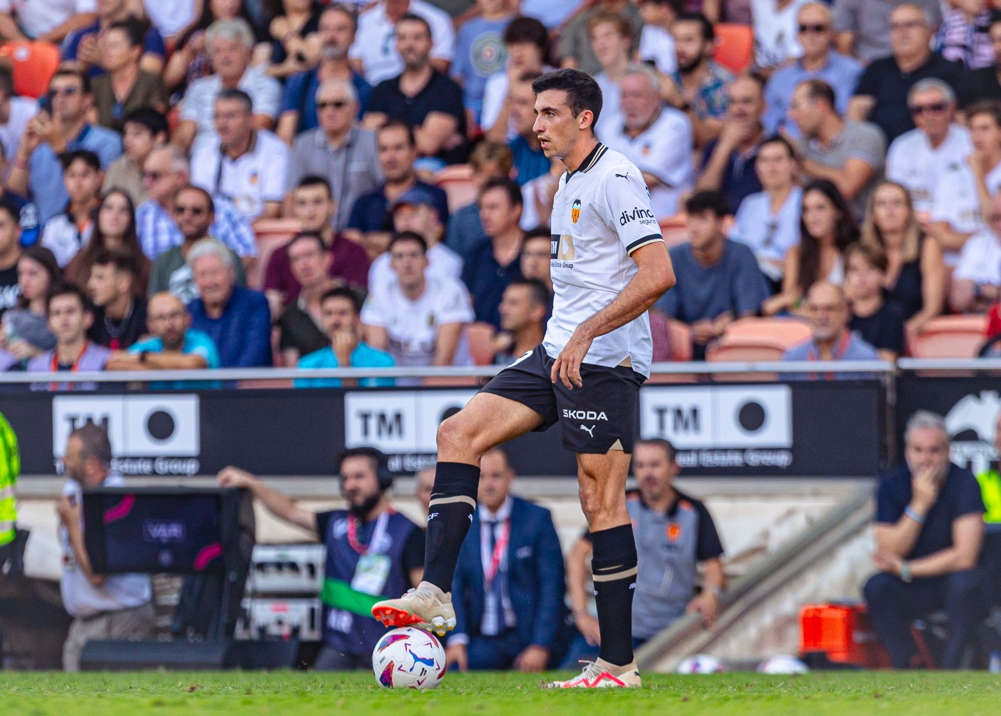 César Tárrega debuta en liga con el Valencia CF.