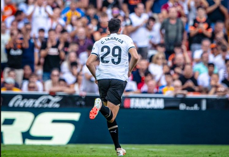  César Tárrega debuta en liga y en Mestalla con el Valencia CF. (Foto:Twitter César Tárrega)