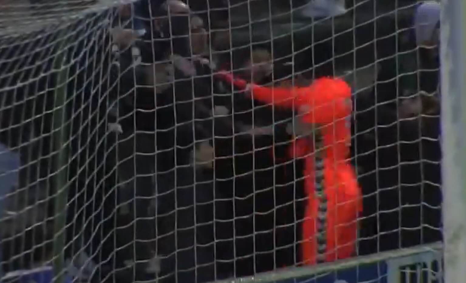  Cheikh Sarr, portero del Rayo Majadahonda, agarra de la bufanda a un aficionado del Sestao River.