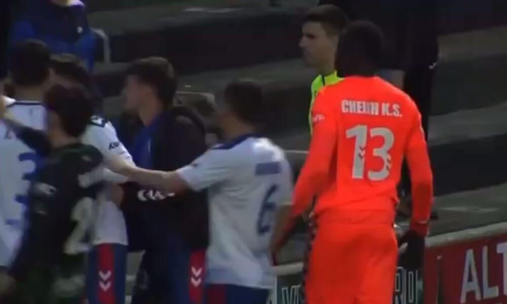 Cheikh Sarr, tras encararse con los aficionados del Sestao.