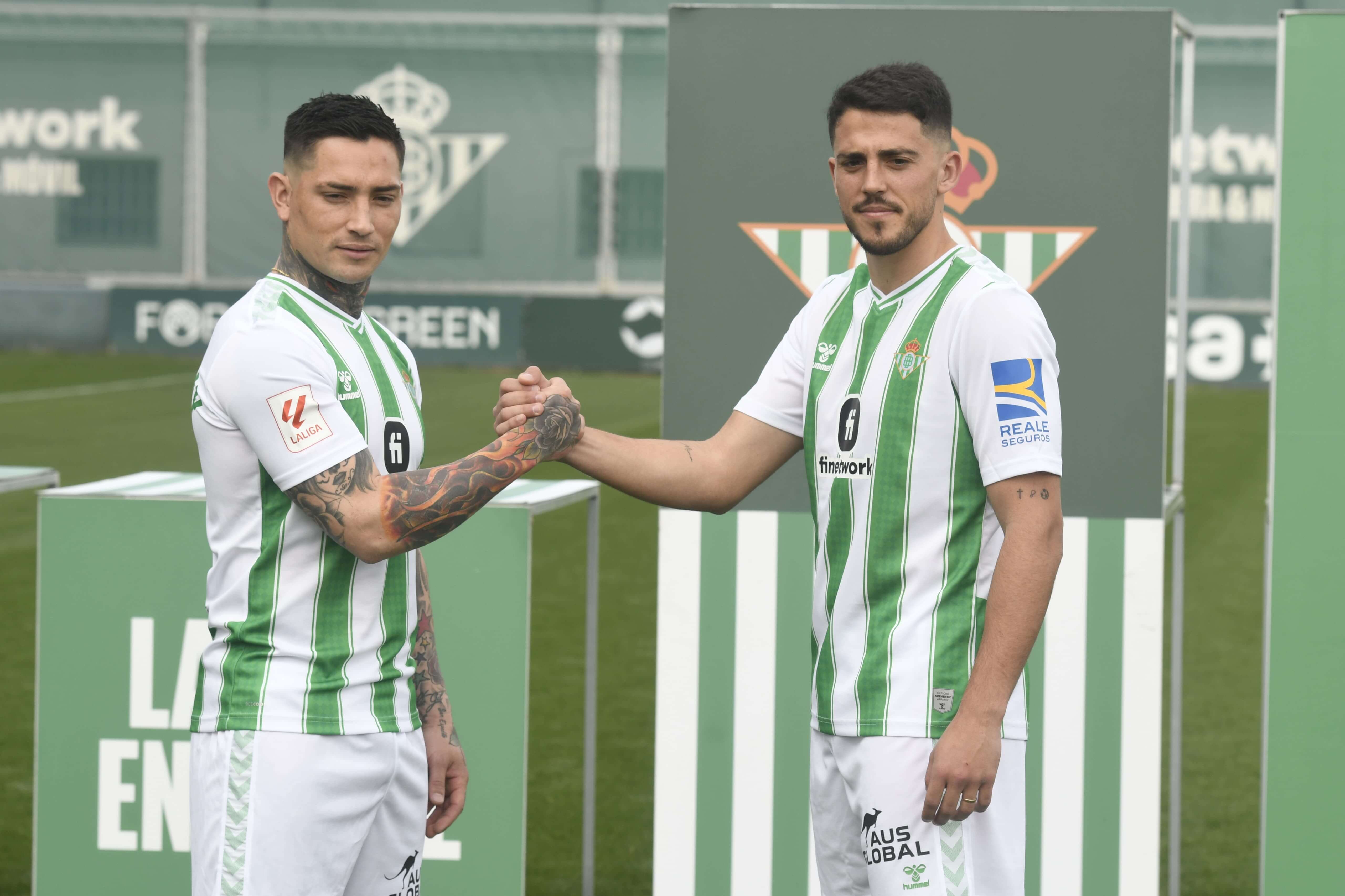 Chimy Ávila posa junto a Pablo Fornals