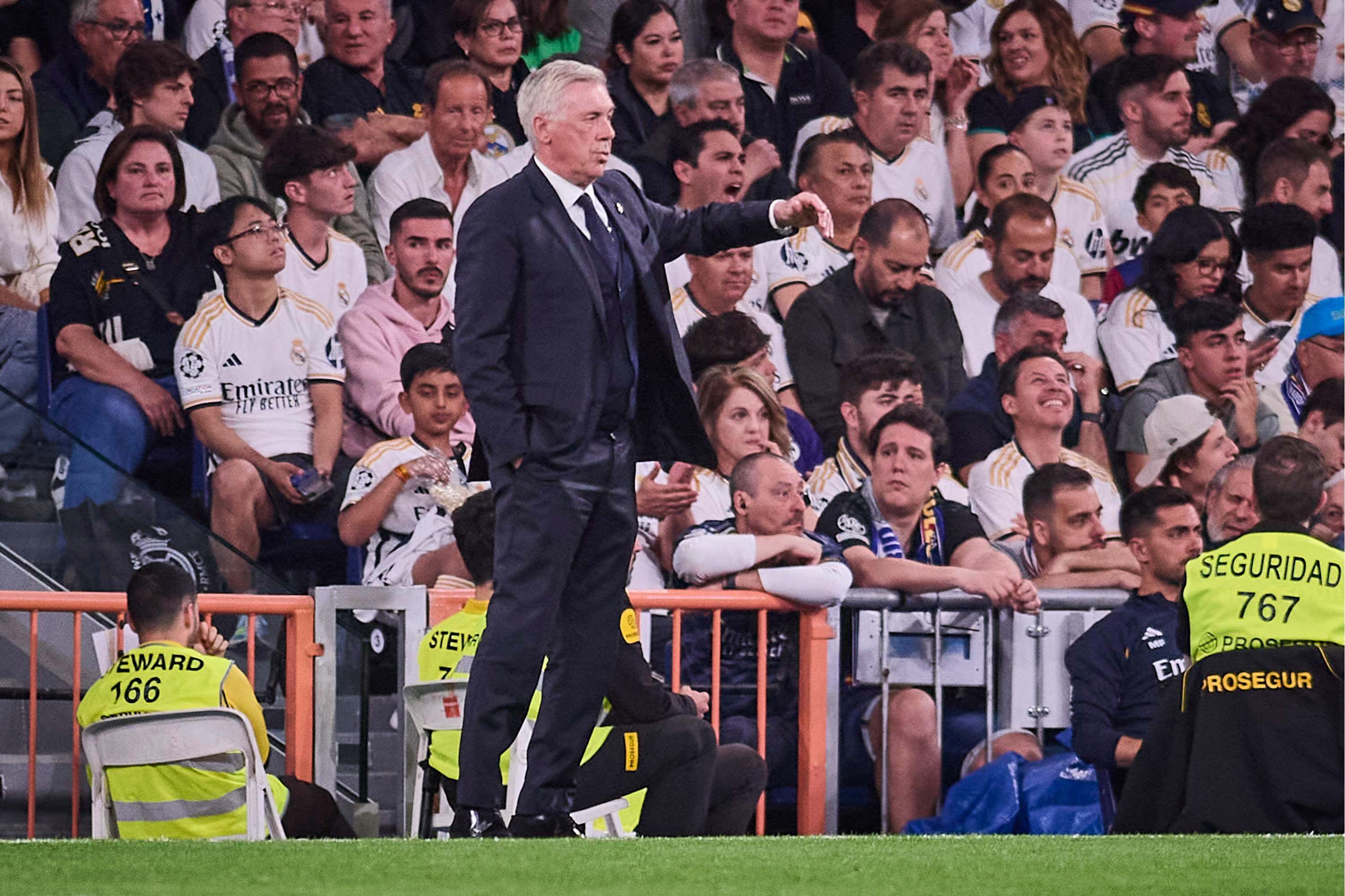  Carlo Ancelotti da instrucciones en el Barça-Madrid.