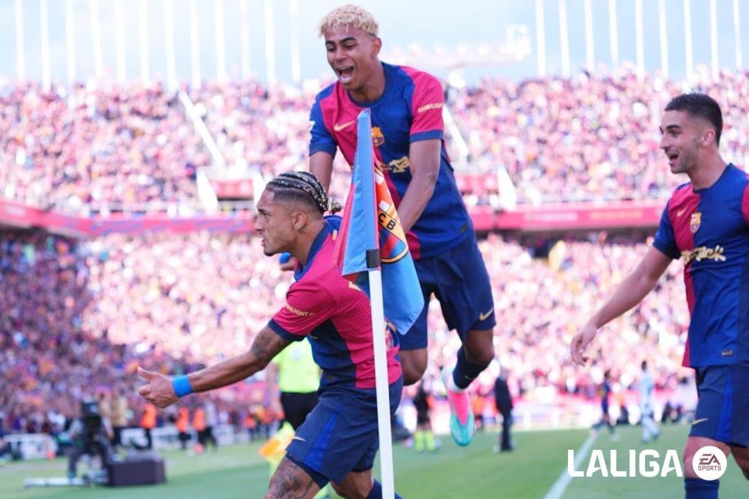  Raphinha y Lamine Yamal celebran un gol en el Barcelona-Real Madrid.