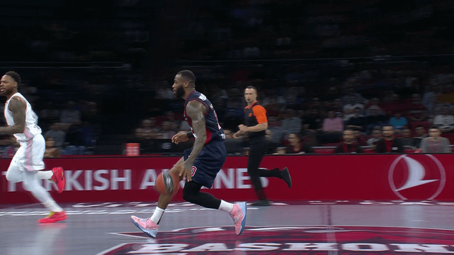 Codi Miller-McIntyre ante el Lyon-ASVEL Lyon-Villeurbanne. (Fuente: Euroliga)