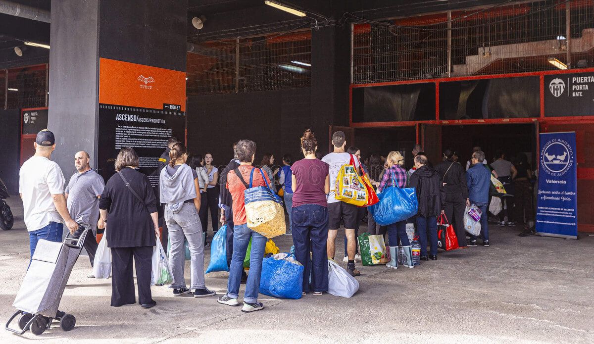 Colas de gente en Mestalla para entregar ropa y alimentos