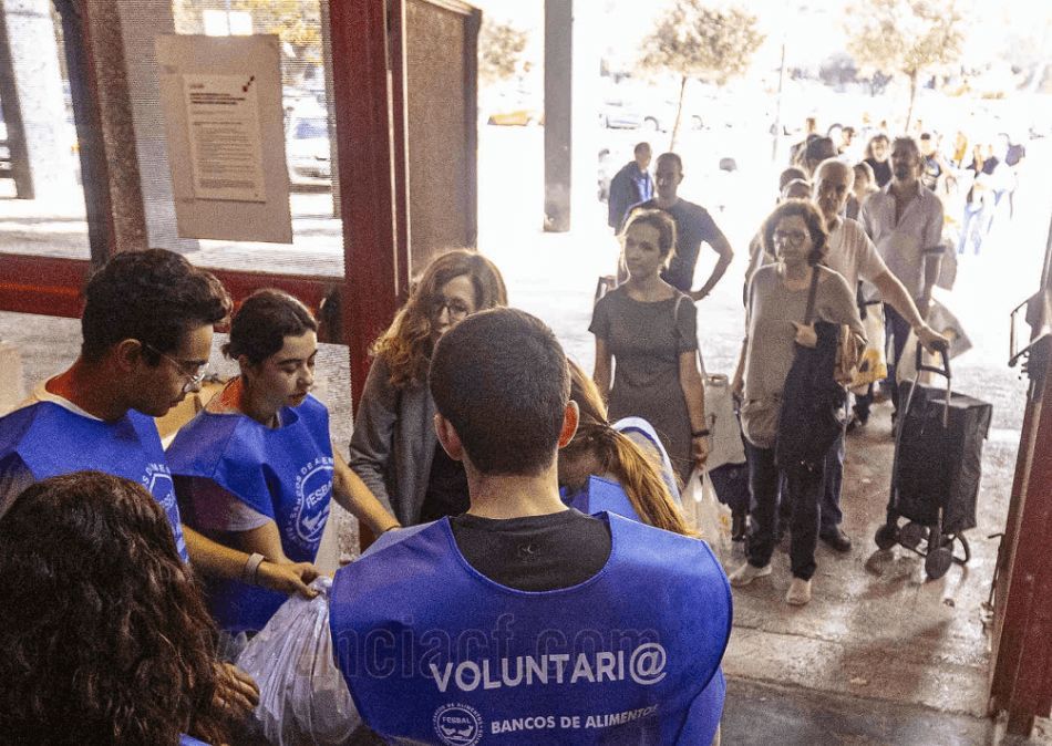  Colas de gente en Mestalla para entregar ropa y alimentos