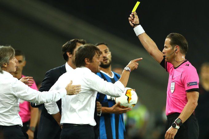 Antonio Conte, en el Inter, protesta al árbitro en la final de la Europa League ante el Sevilla.
