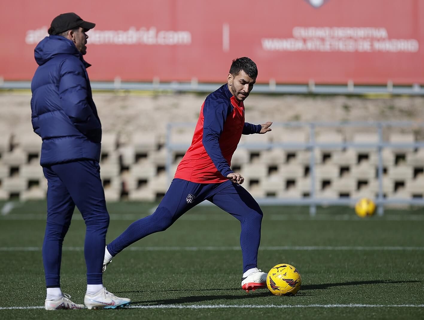  Ángel Correa, ante la mirada de Simeone en una sesión del Atlético.