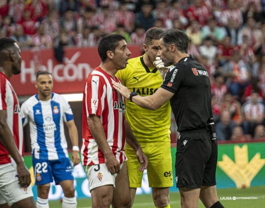 Cote conversa con González Esteban en el duelo ante el Espanyol.