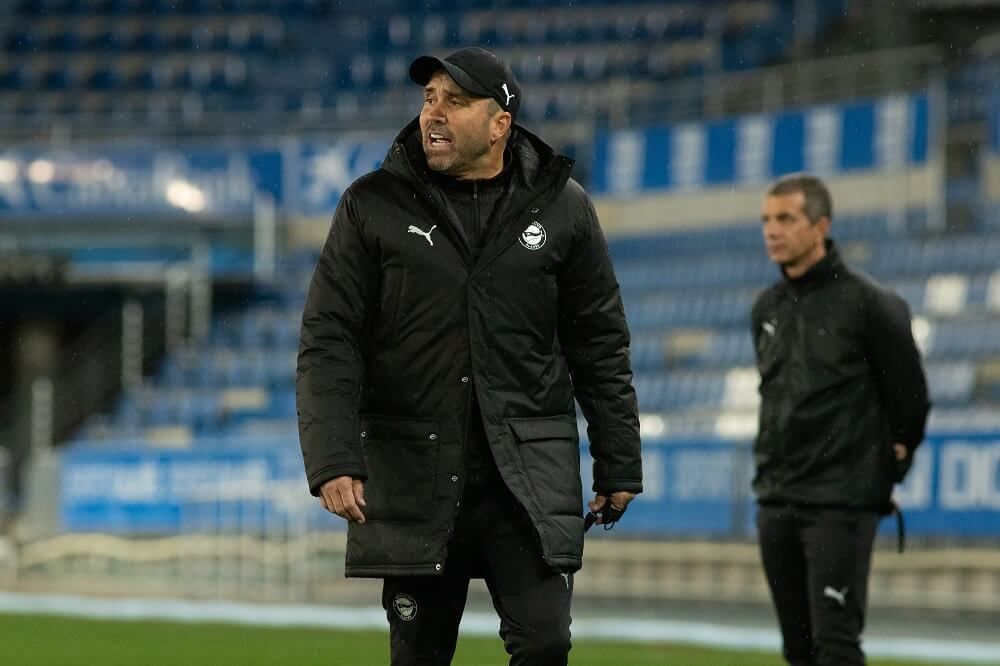  Coudet da instrucciones en un entrenamiento con el Alavés.