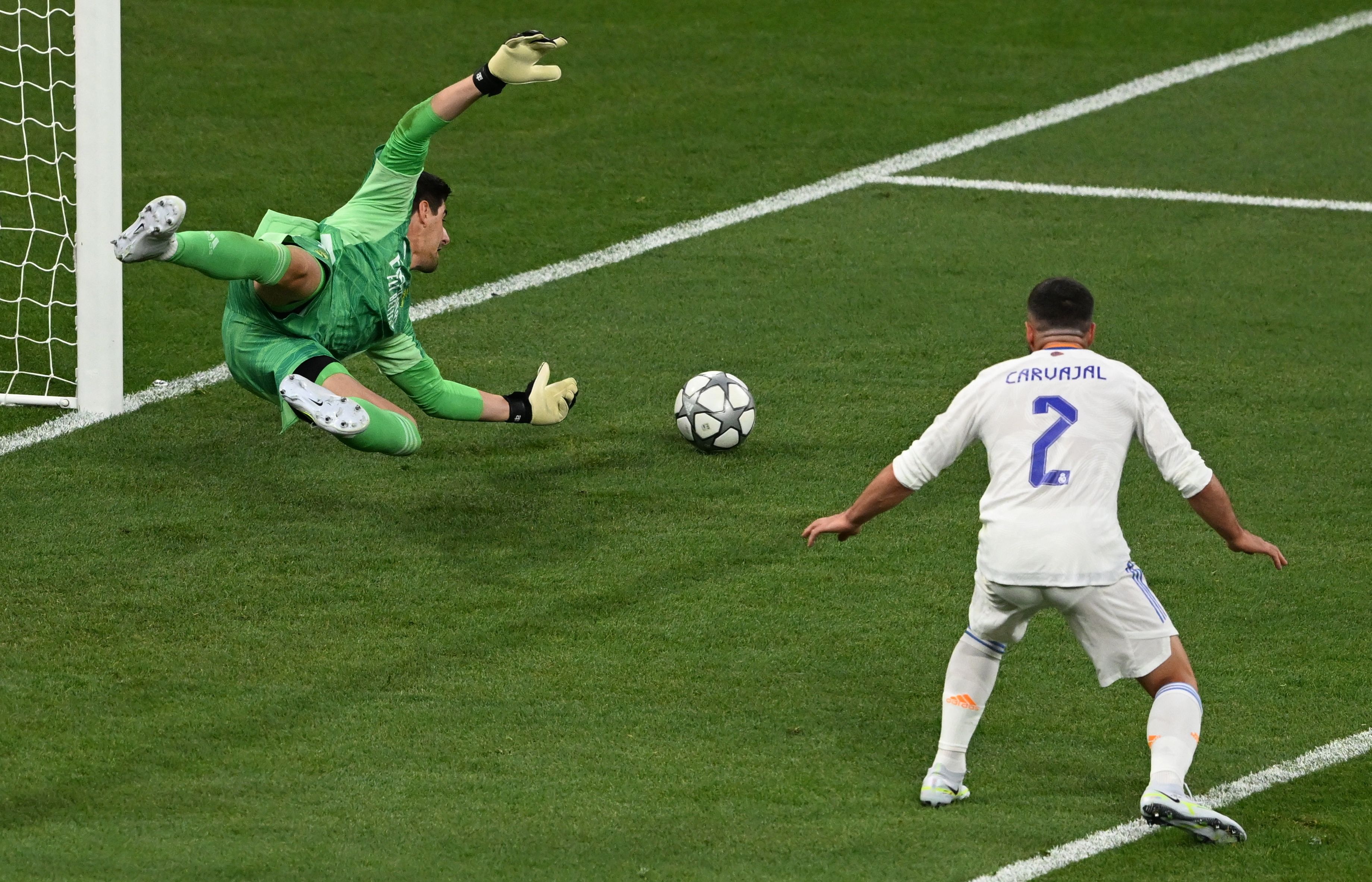 Courtois se estira para realizar un paradón ante el Liverpool en la final de la Champions