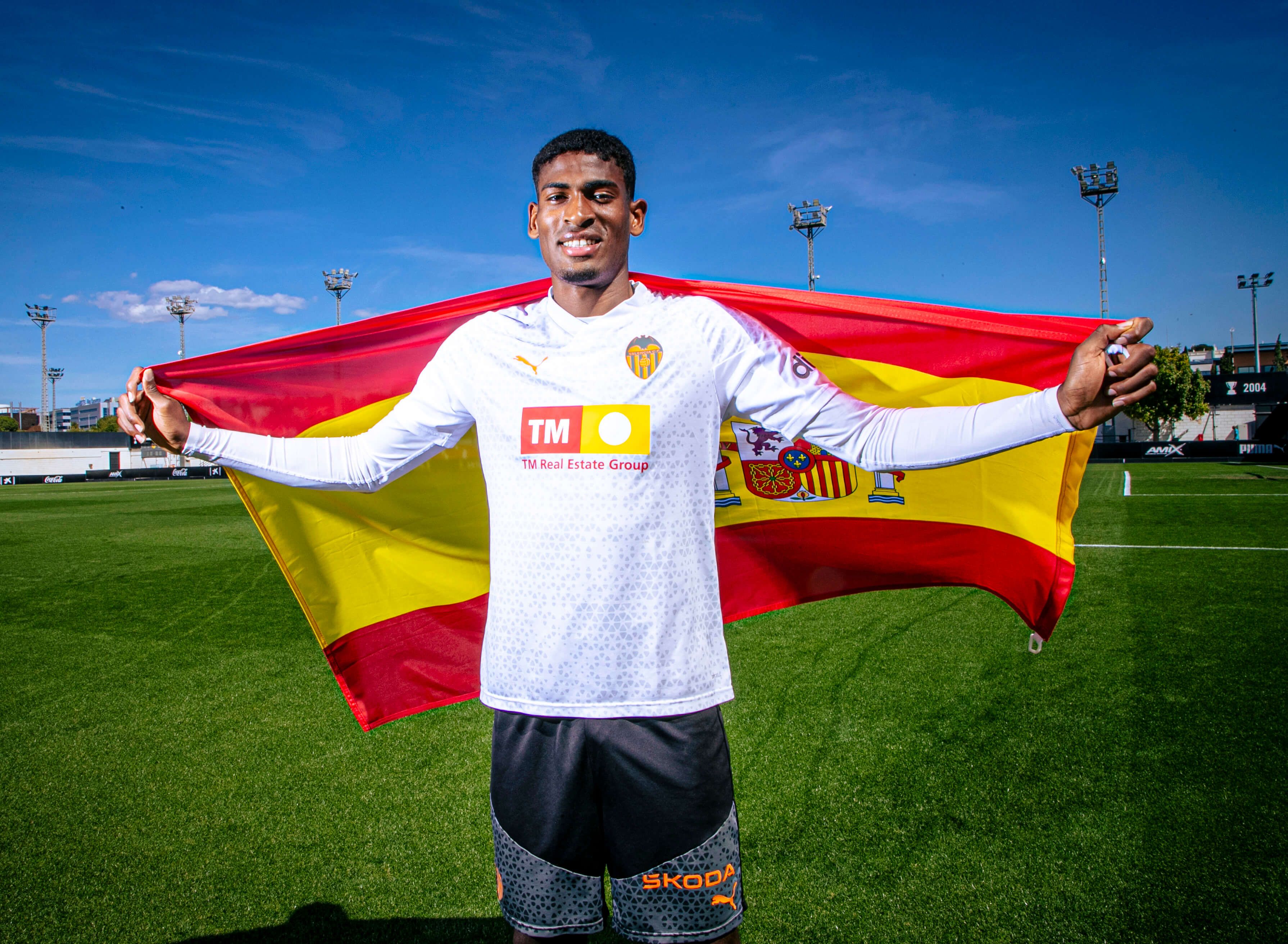 Cristhian Mosquera posa con la bandera de España tras la llamada de la sub 21.