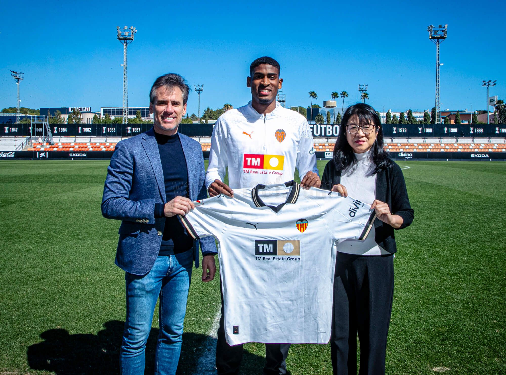  Cristhian Mosquera renueva con el Valencia CF.