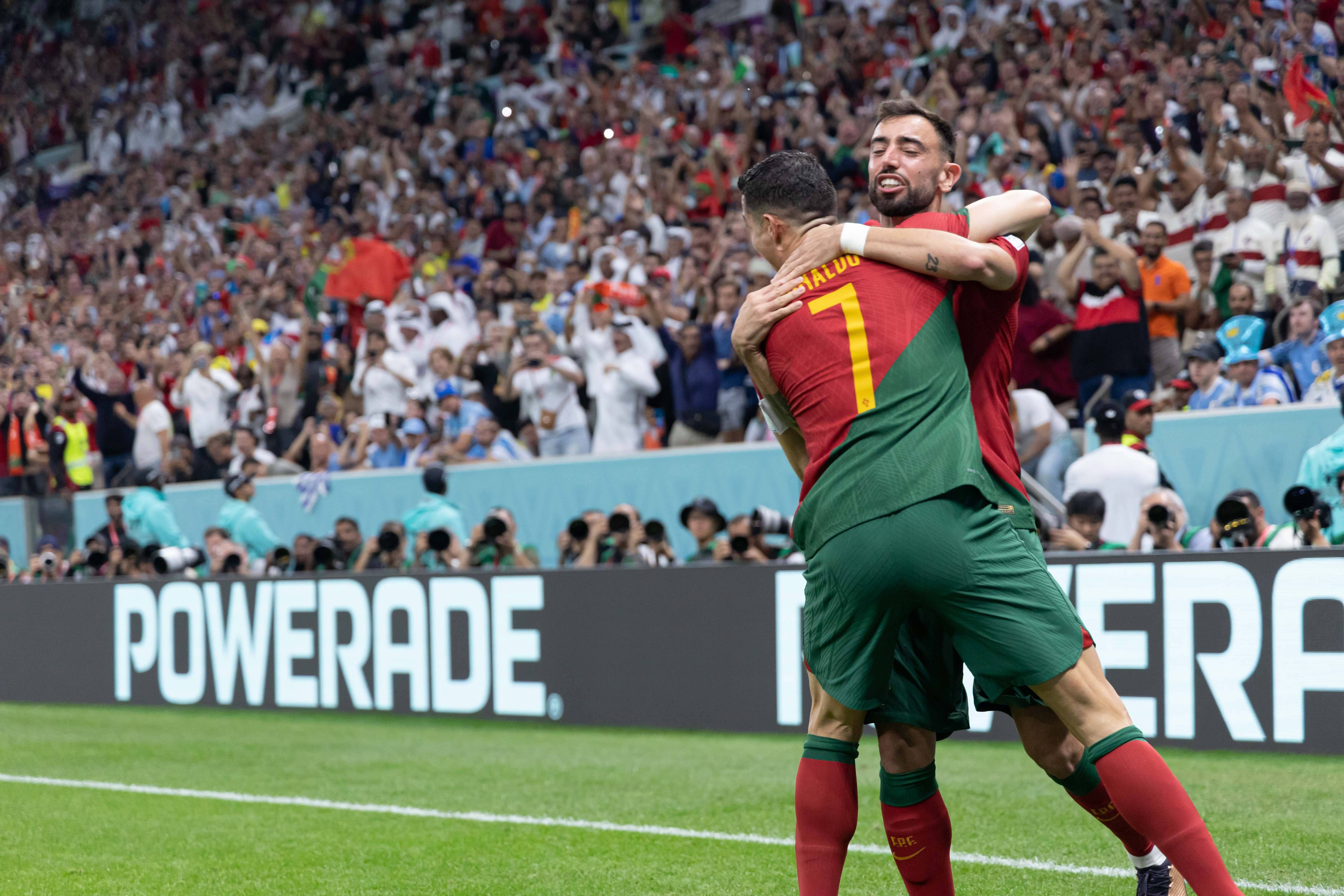 Cristiano Ronaldo celebra con Bruno Fernandes un gol en el Mundial.