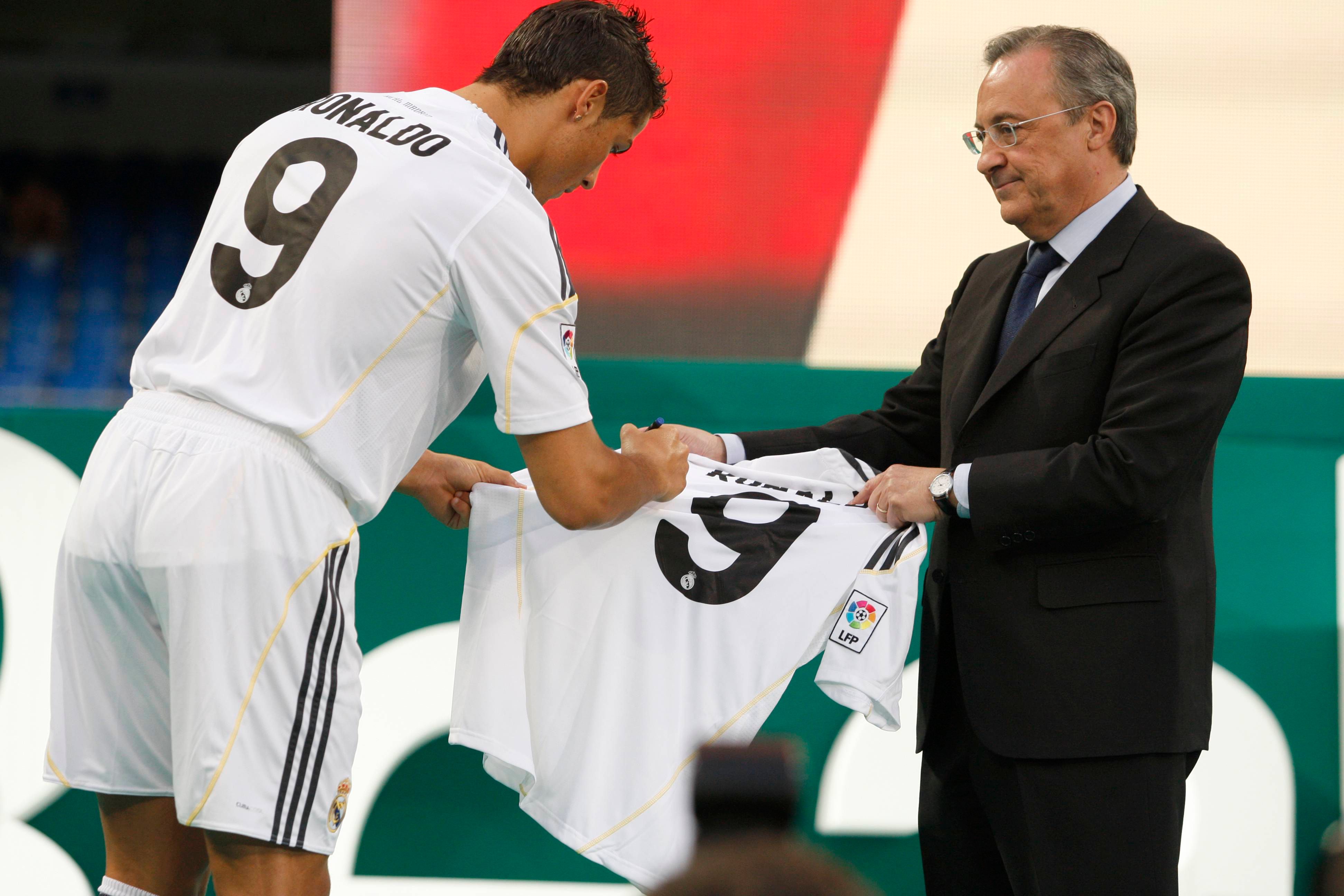  Cristiano Ronaldo, en su presentación con el número "9" del Real Madrid.
