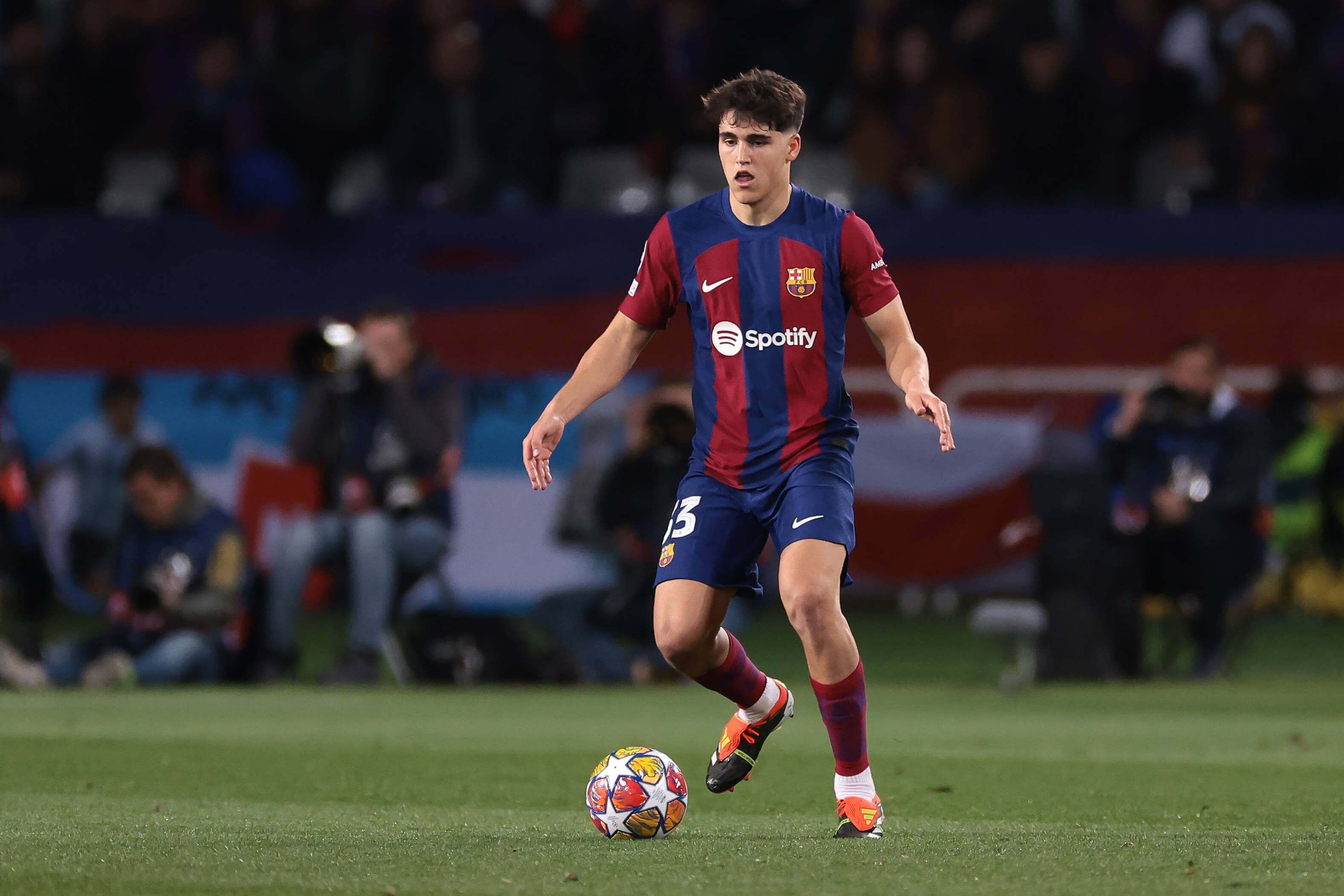 Pau Cubarsí, durante el Barcelona-Nápoles.