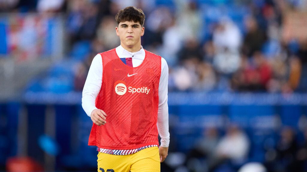  Pau Cubarsí calentando antes de un partido con el Barça (Europa Press)